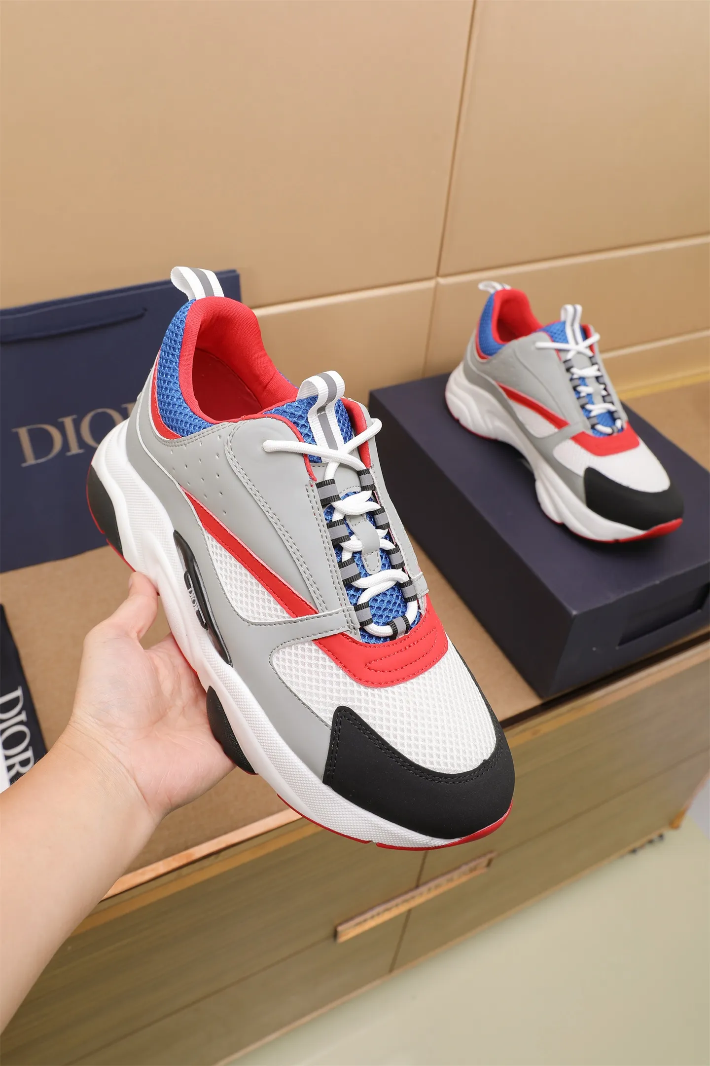 Factory price: 460💰Dior’s top version of D’s b22 men’s sports shoes. Inspired by retro running styles, the chunky low-top silhouette features gray calf leather and blue and white mesh fabric uppers, atop a black, white and blue engraved rubber sole. Nylon ribbon accents the blue mesh tongue and heel counter, and a "dio~" logo appears on the side. Pair it with a suit for a striking contrast and add a sportswear-chic edge to your look. The thick sole can be about 4cm~ Size: 38-45, [46, 47 customized]
